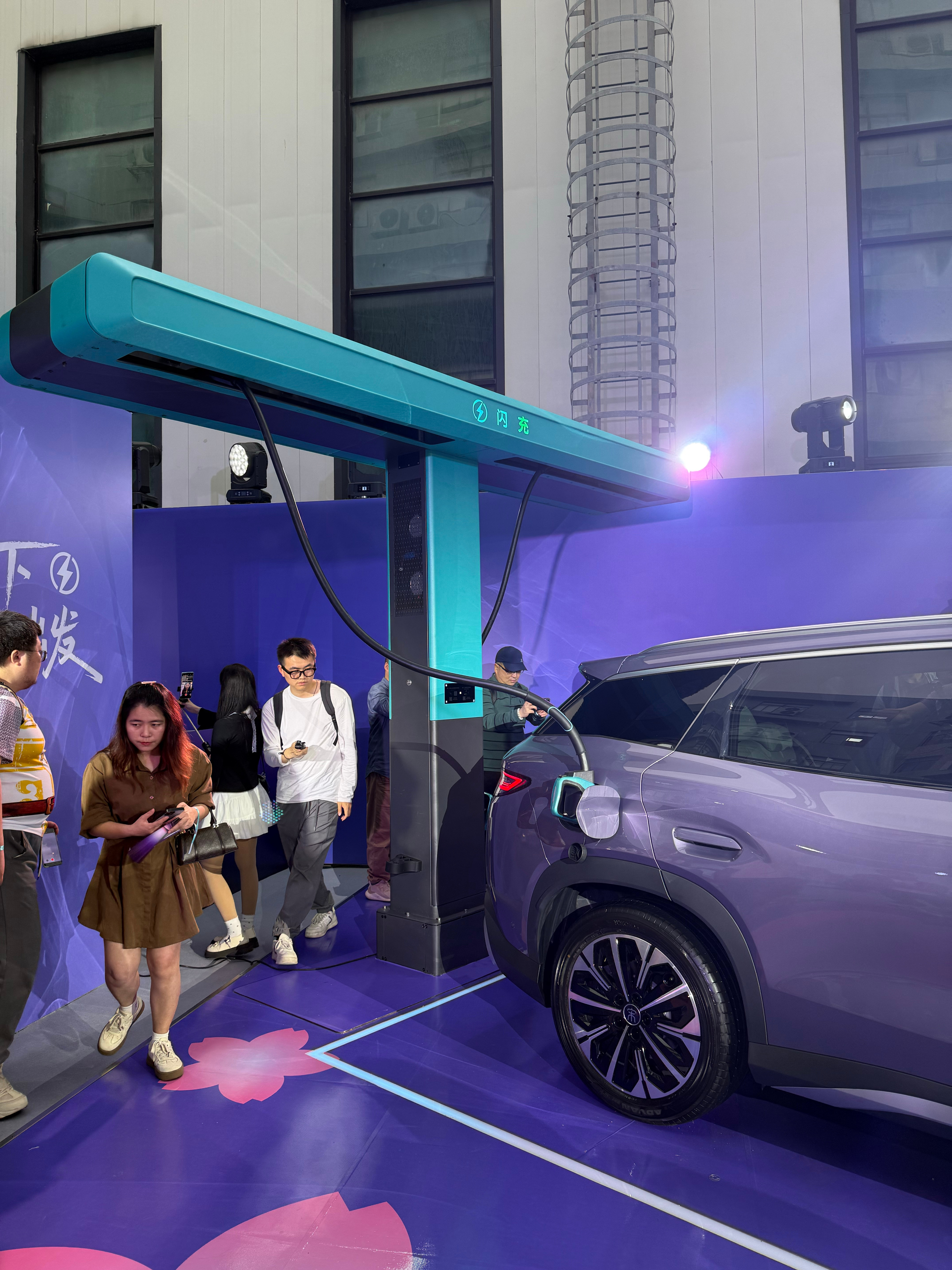 年轻人需要一台什么样的车？价格不贵、充电要快、配置要高、还要好开，嗯这些需求宋u