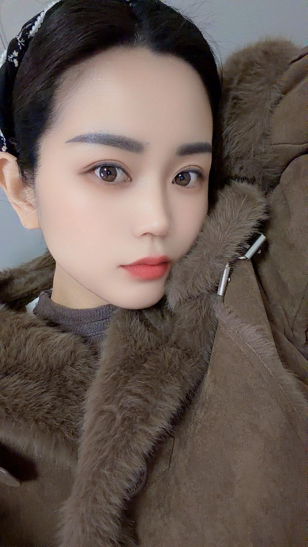 有人撑腰上厕所都怕黑，没人撑腰的时候坟地都能走两圈，“这个世界都是自顾...