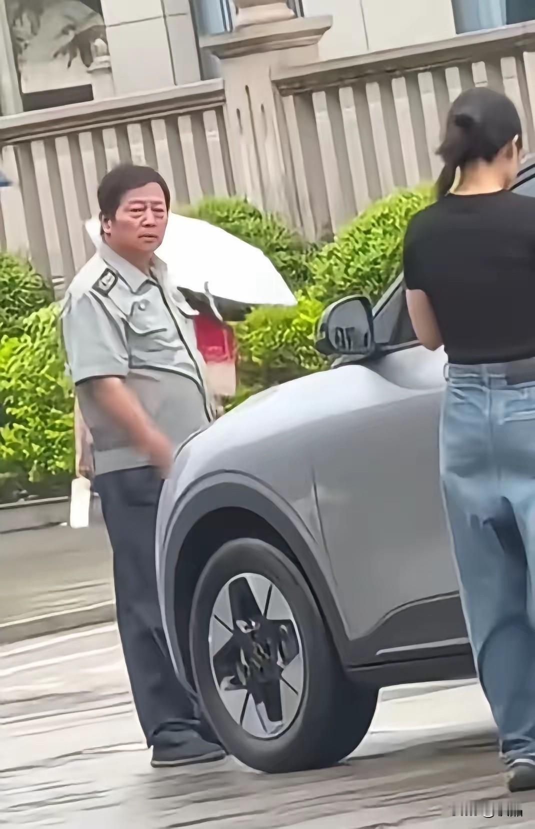 一位女司机在小区内停车，可能是停的不是太合适，保安出面制止，女司机说了几句便上车