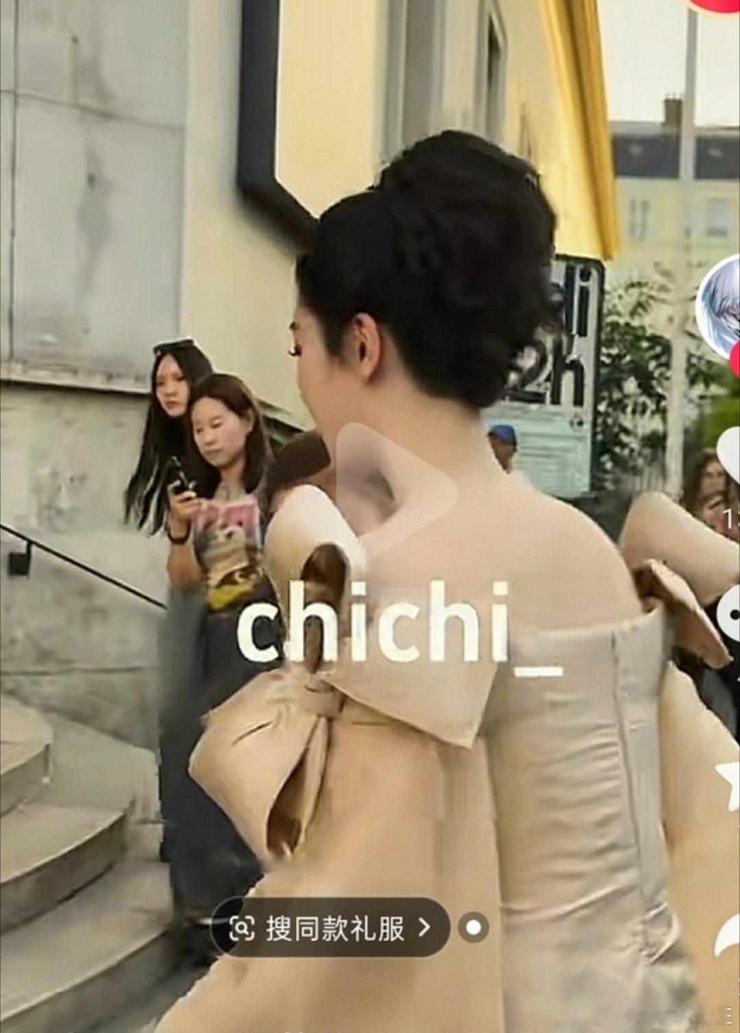 杨紫宝曼兰朵红宝石真的不能给杨紫穿件合身的礼服吗？这背后的拉链要绷不住了 