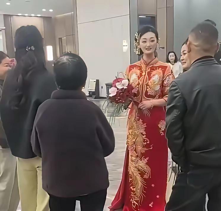 大衣哥前儿媳陈亚楠终于订婚了，以后估计不会再被骂了！

大衣哥前儿媳妇陈亚楠在农