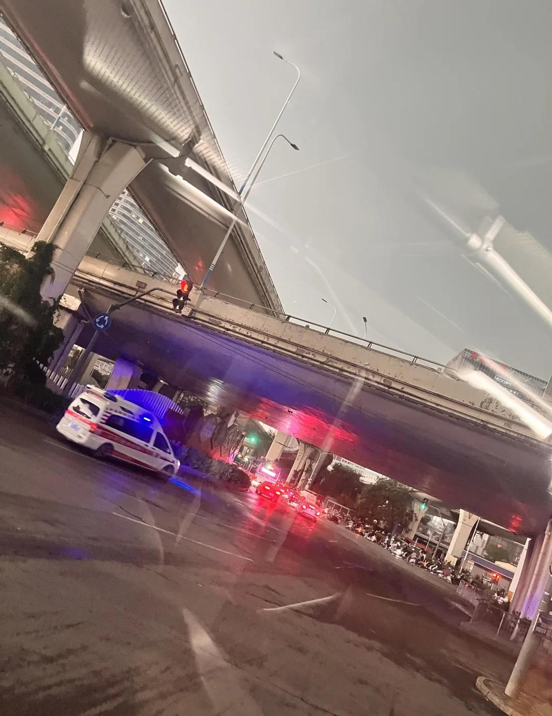 济南这是要世界末日了么！
上午八点半，一秒入黑夜🌌济南 暴雨 下雨 下雨