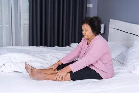 能否活过60岁，看腿就知道？医生研究发现：长寿的老人，腿上大多有这3个特征

