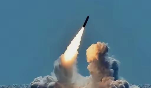 美国不敢打朝鲜，可不是因为心善。朝鲜和伊朗不同，朝鲜是真有核武器，还研发出能打到