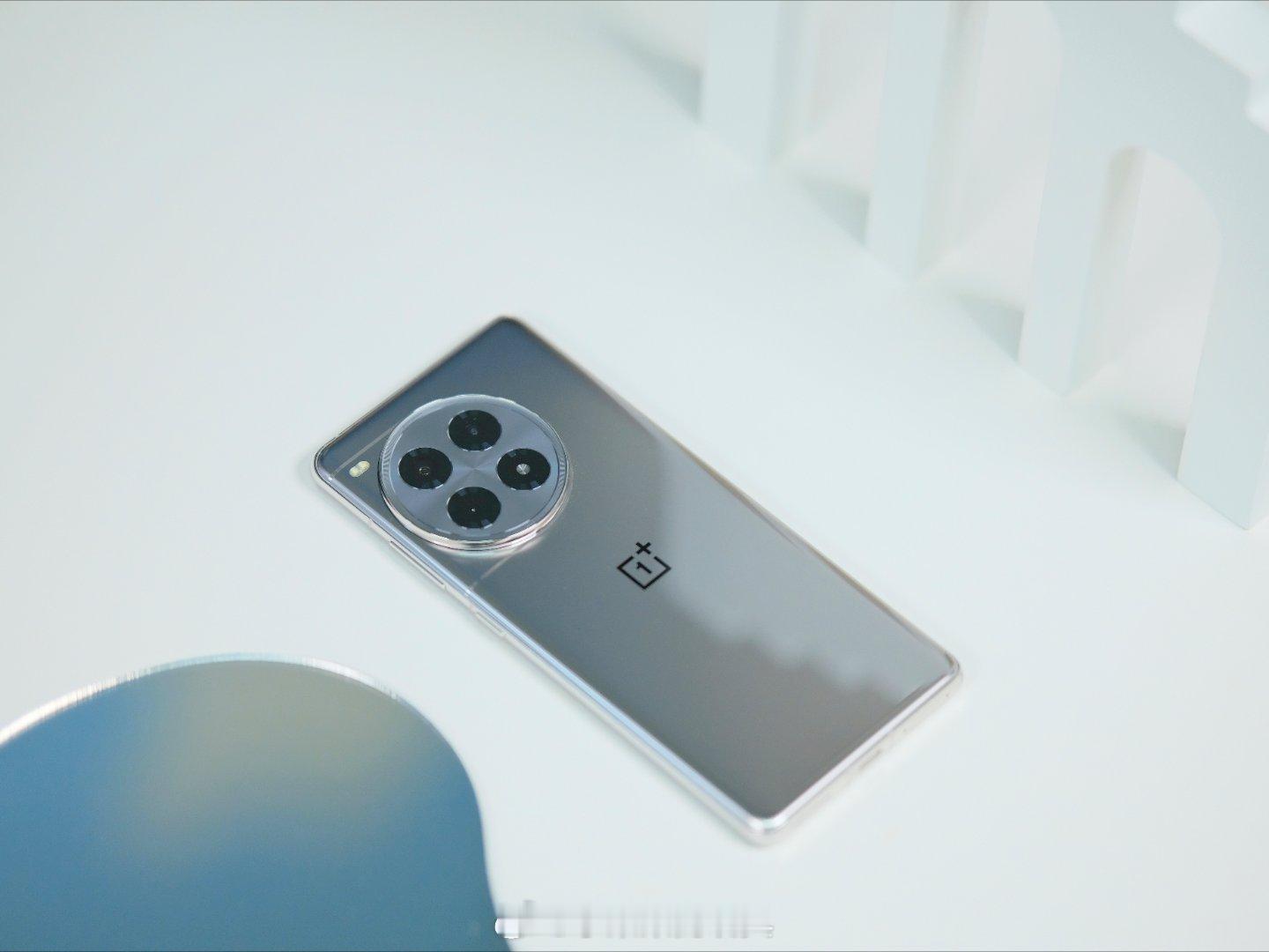 一加 Ace 3 Pro「钛空镜银」真机实拍：第一眼看上去真有点梦回索尼xper
