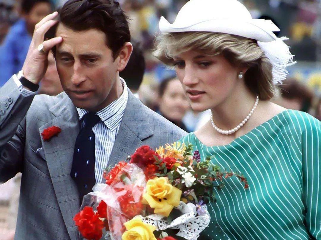 终于懂了，查尔斯的“委屈”！
身为王子的查尔斯，本是万众瞩目，但有了戴安娜就不同