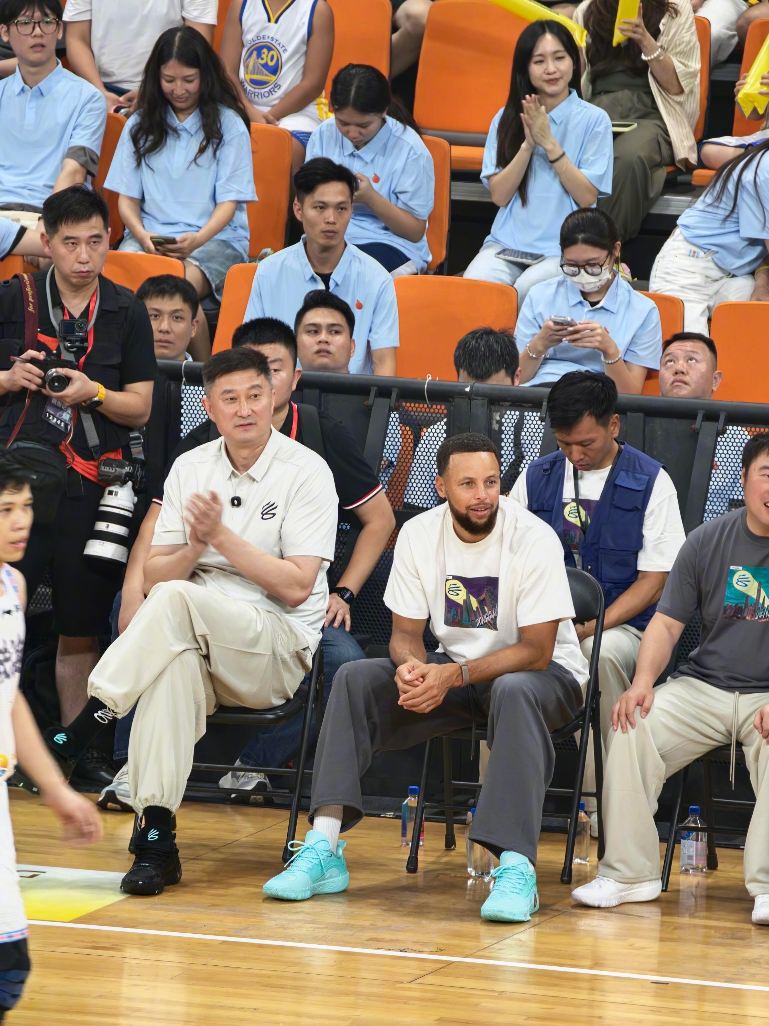 库里这次中国行是彻底解锁跳舞属性了！先是和启元Q1机器人学舞步，现在到了粤BA赛