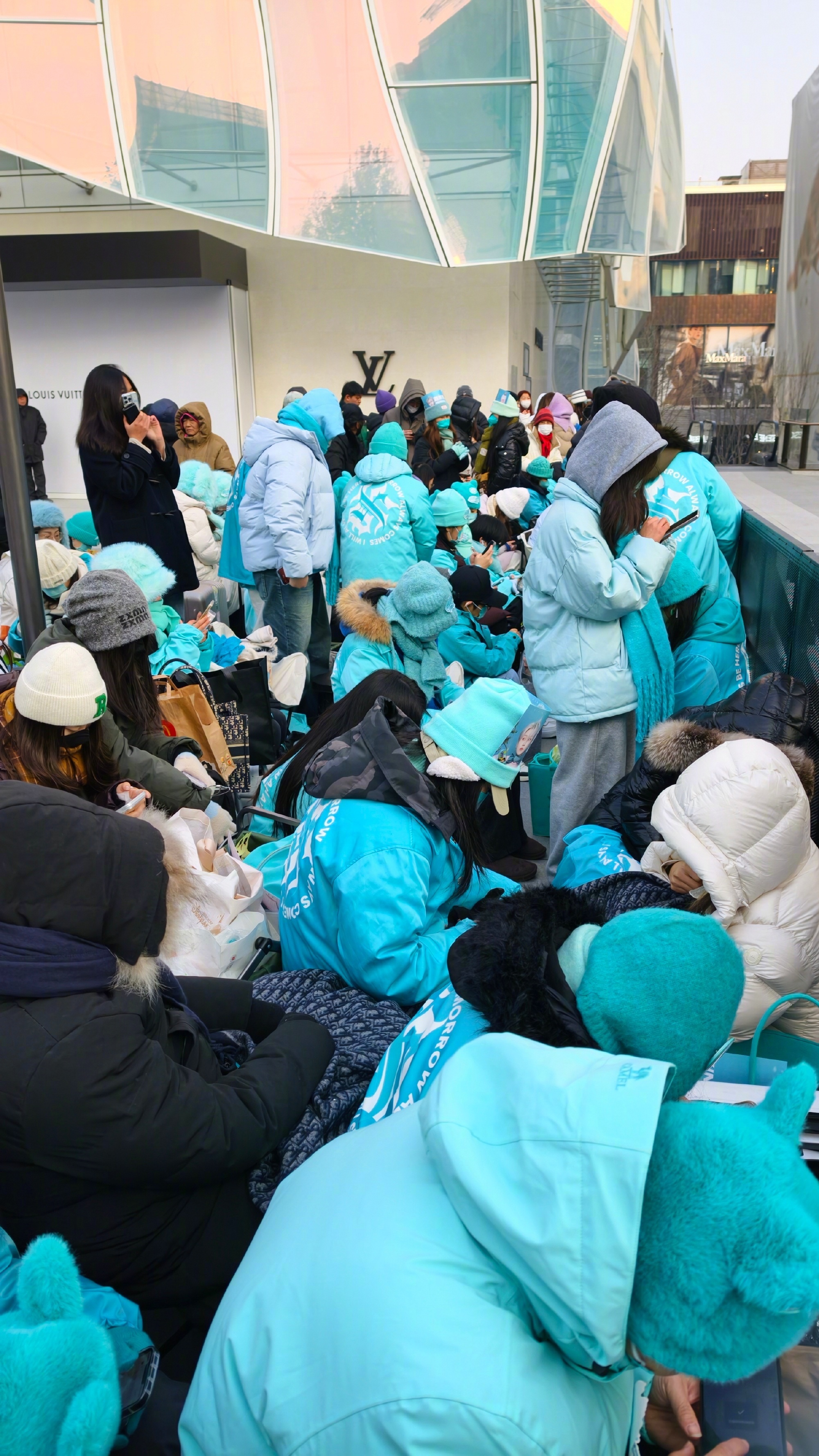 刘雨昕北京dior活动人气 刘雨昕北京三里屯dior开业活动现场人气好旺，粉丝好