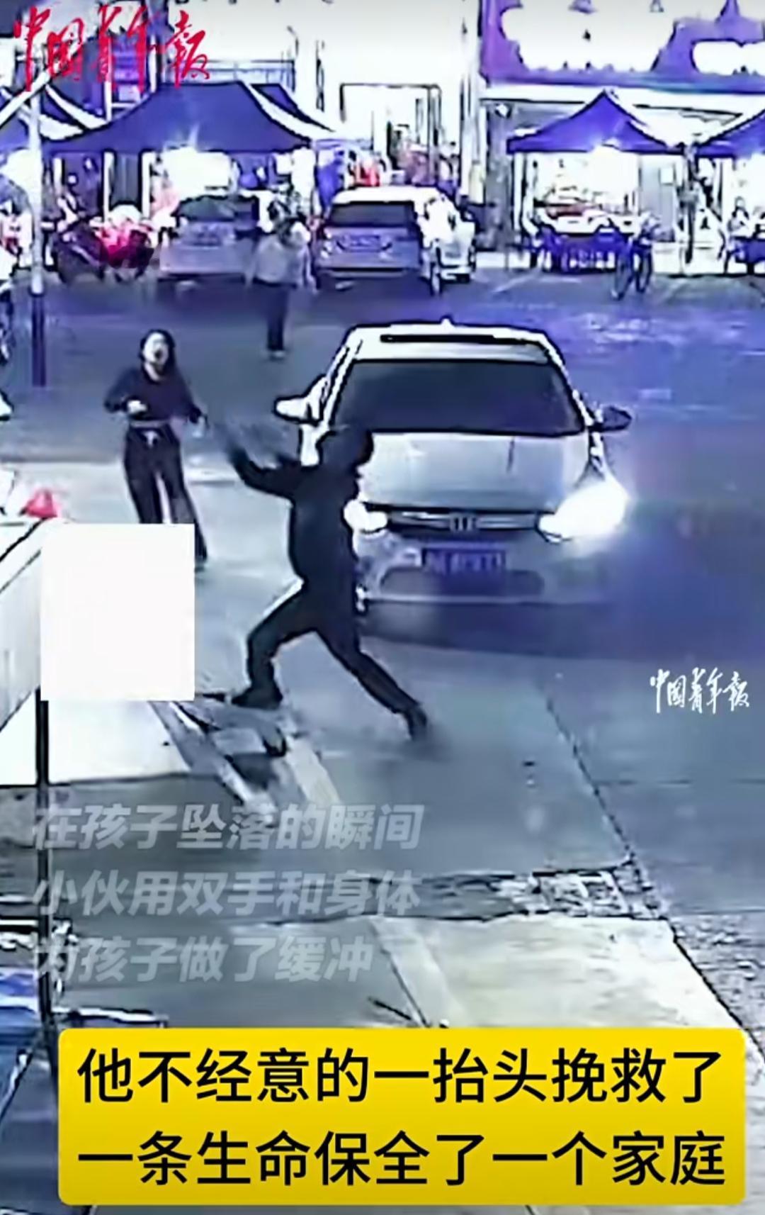 “有孩子要掉下来了！”
 
2022年11月3日傍晚，广东肇庆怀集县的街头，一声