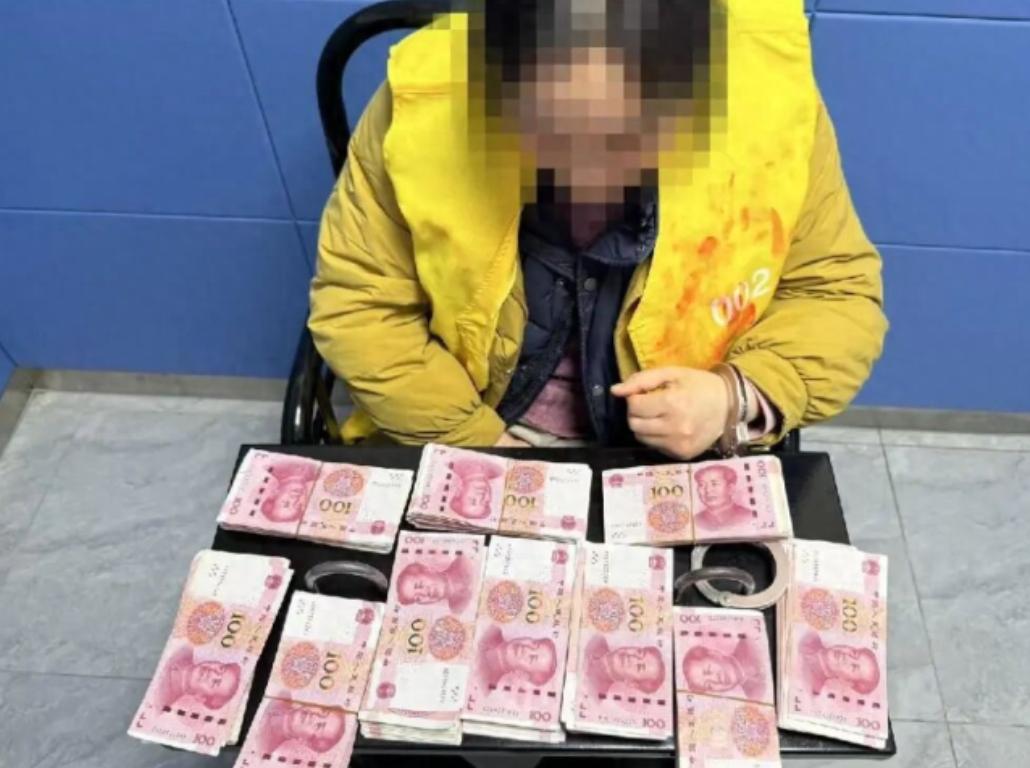 上海，有一对年过90岁，腿脚也不便的老夫妻，每月退休金都取回来，把现金放在家里固