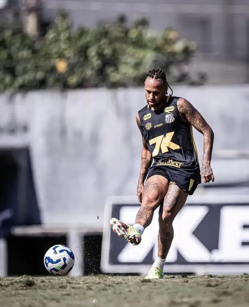 内马尔回来啦！明天他就要为桑托斯在圣保罗州联赛中登场，这可是他膝盖手术后的首次亮