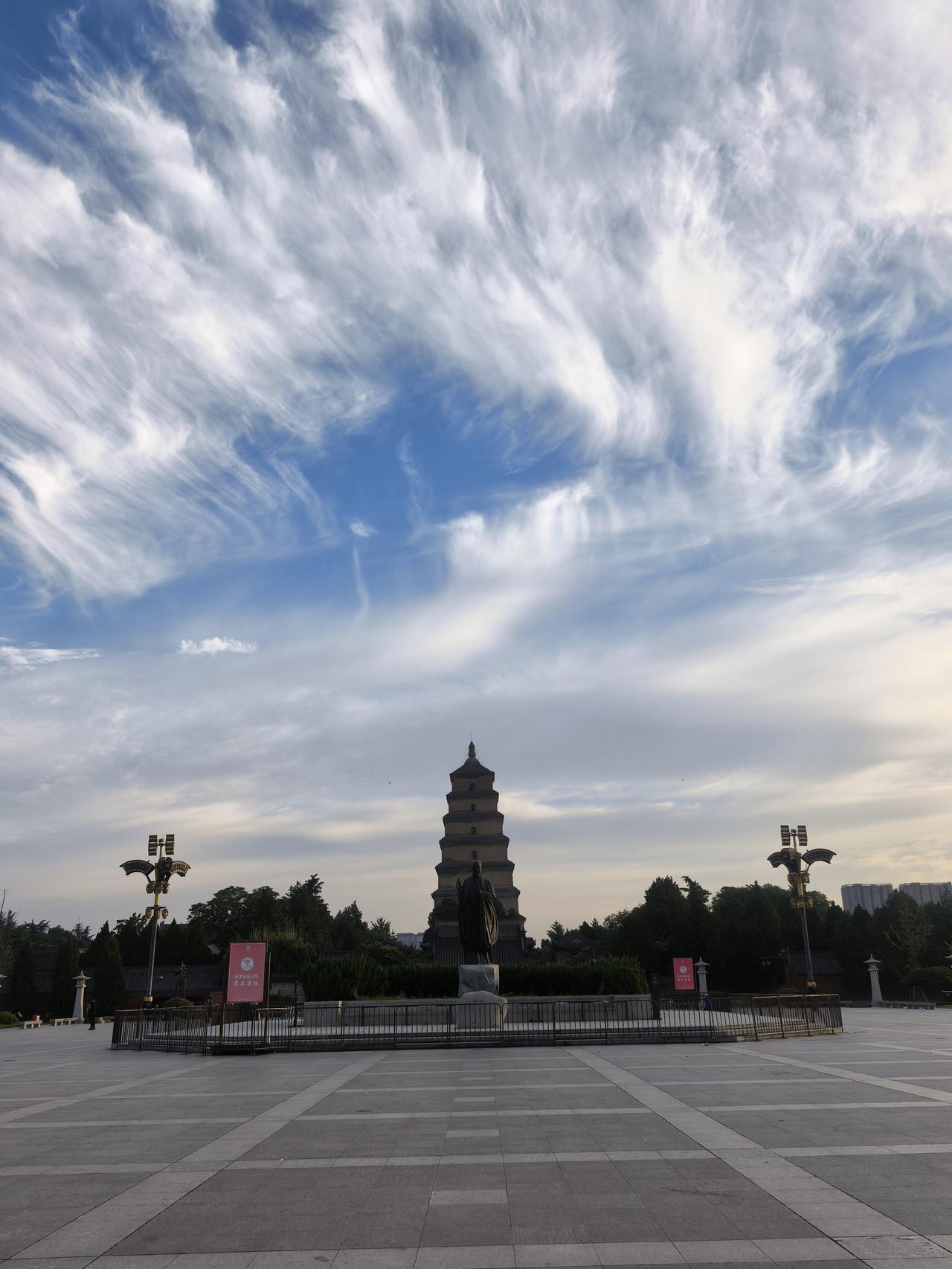 今个儿的云，有点儿张狂！

今个儿清晨，我从大雁塔东边那片往过走，一抬头，就愣住
