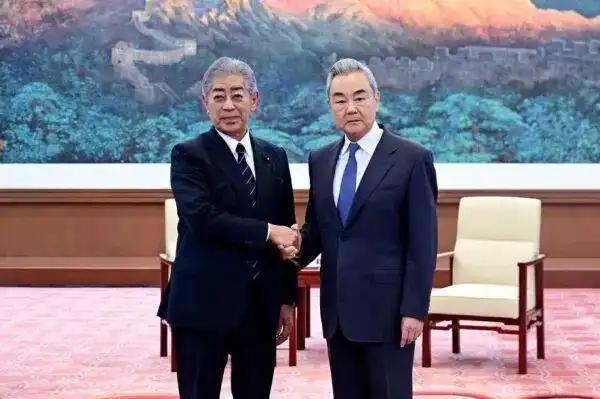 日本前外相上门催稀土！

据共同社的报道，岩屋毅9月28日在会谈中提了一个很具体
