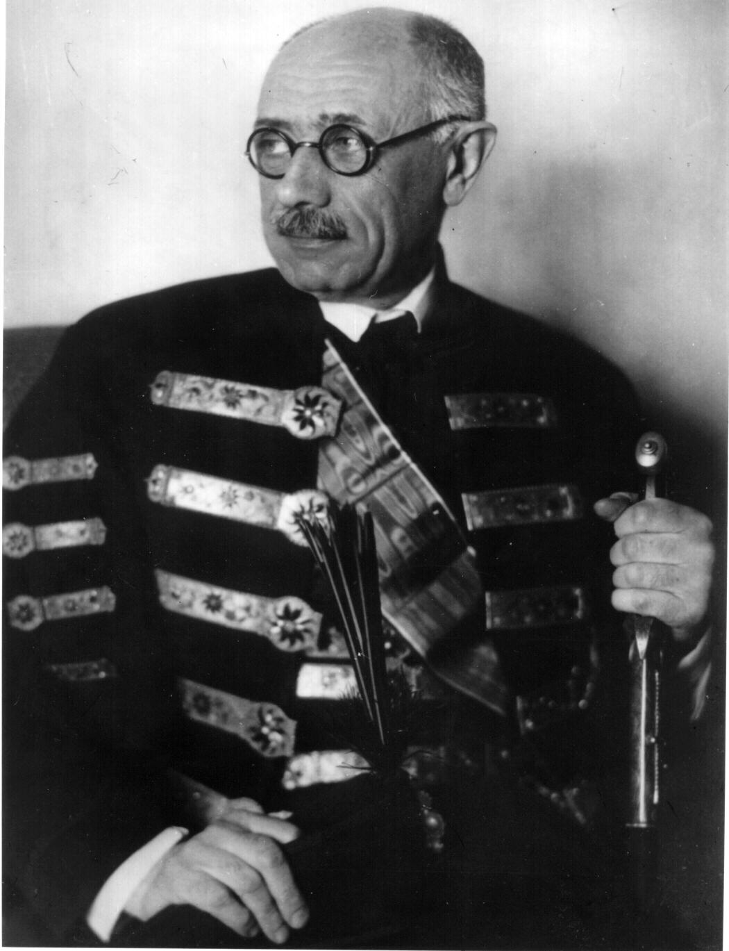 小国的悲哀——照片上这位是二战前匈牙利王国的首相帕尔・泰莱基・德・塞凯伯爵。他是