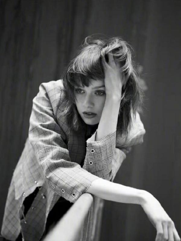 法国模特Tess Angel，甜美清纯的初恋脸上，又有股清冷的倔强感。超爱她的卷