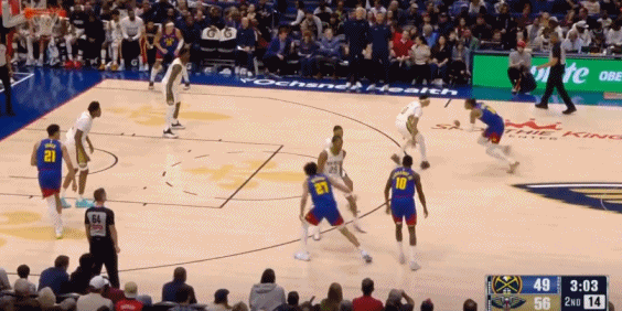 香气四溢！墨菲上演单手滑翔劈扣！
在今天NBA常规赛鹈鹕对阵掘金的比赛中，墨菲三