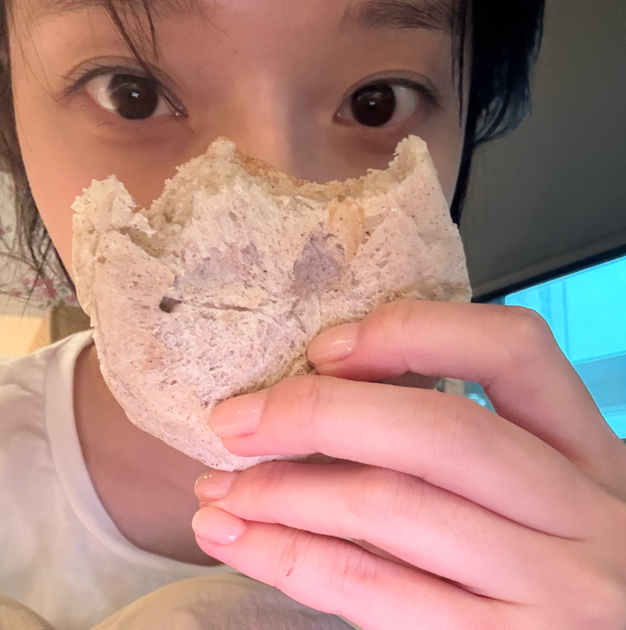 好喜欢她的生活照，私下的样子淡淡的很养胃金玟庭