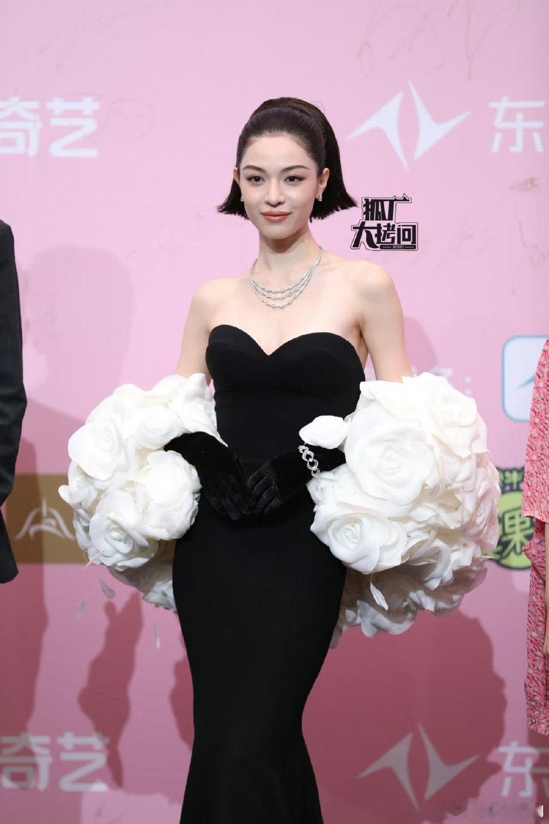 钟楚曦黑白赫本裙  钟楚曦黑白赫本裙好优雅 钟楚曦尖叫之夜，一袭黑裙惊艳四座，优