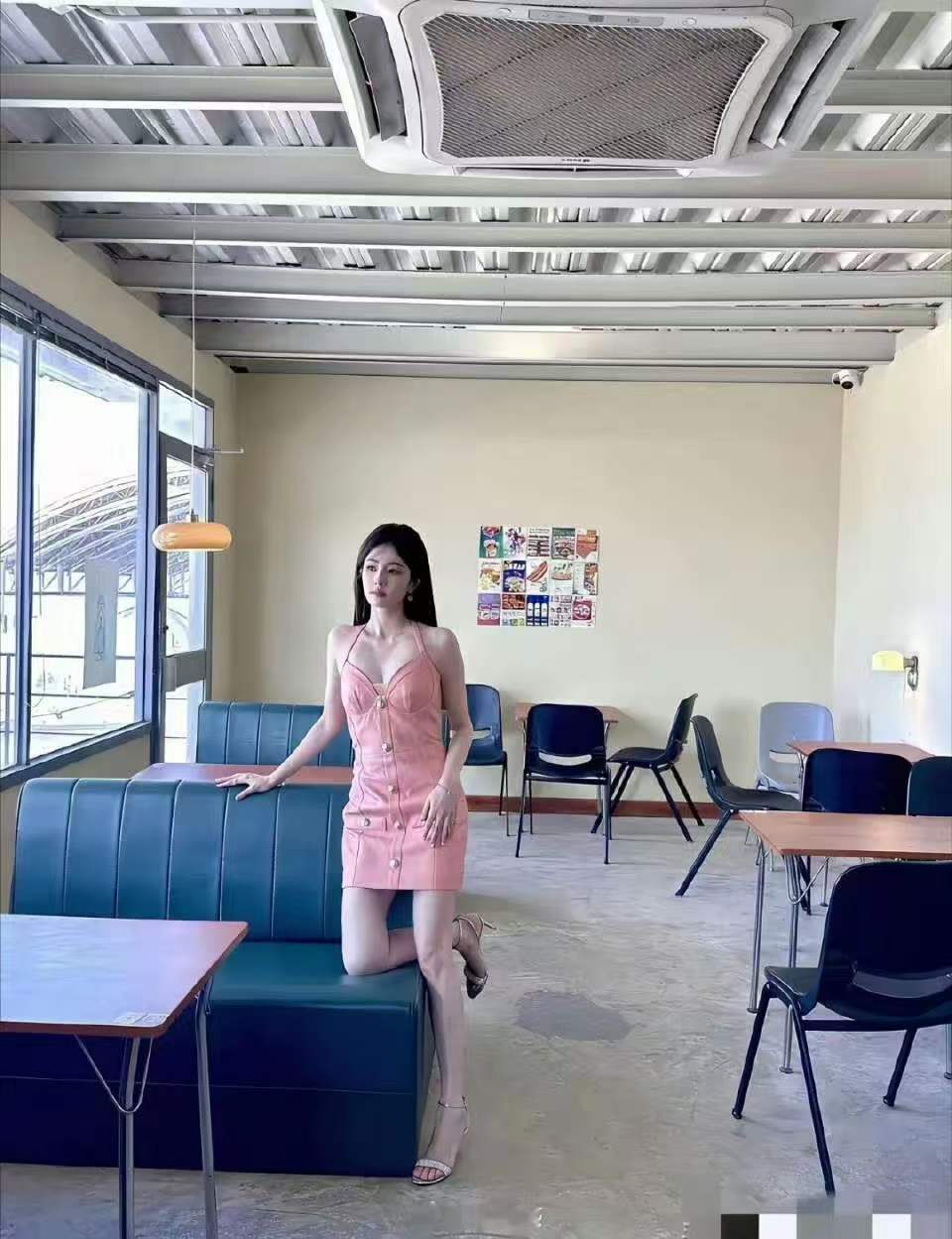 白鹿真的挺白的，想不到身材比模特还好 
