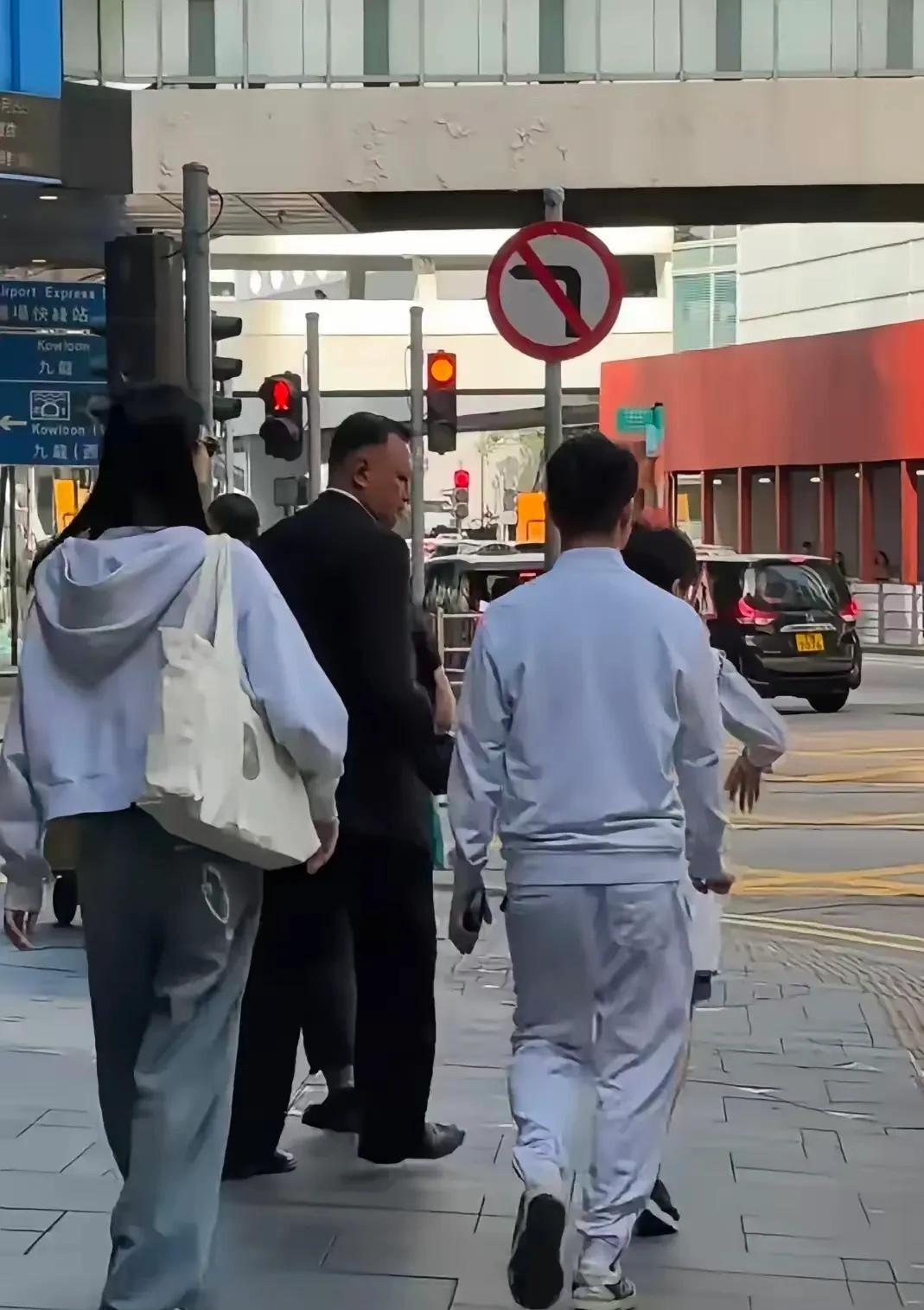 白外套陪婆婆逛街，奚梦瑶把风头留给四太
10月1日，有网友在香港街头拍到赌王家族