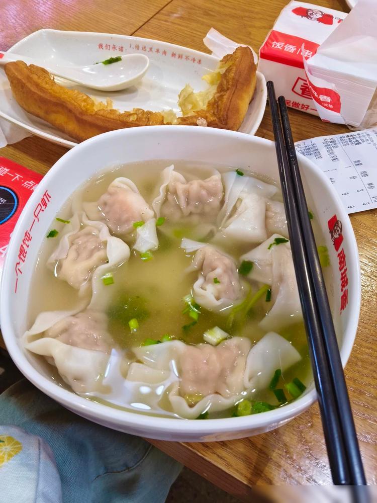 早晨，南城香，我要的是虾仁大碗馄饨，他要小碗荠菜馄饨，意想不到的是，我大碗的赠送