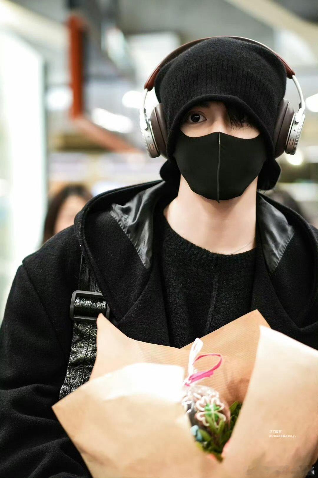 曾舜晞覆面系男主具象化曾舜晞这身黑帽黑口罩造型，简直是小说里走出来的覆面系男主！