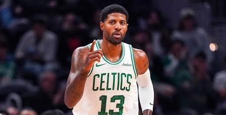 10月21日，NBA揭幕战，波士顿凯尔特人的更衣室里。 保罗·乔治套上了那件三叶