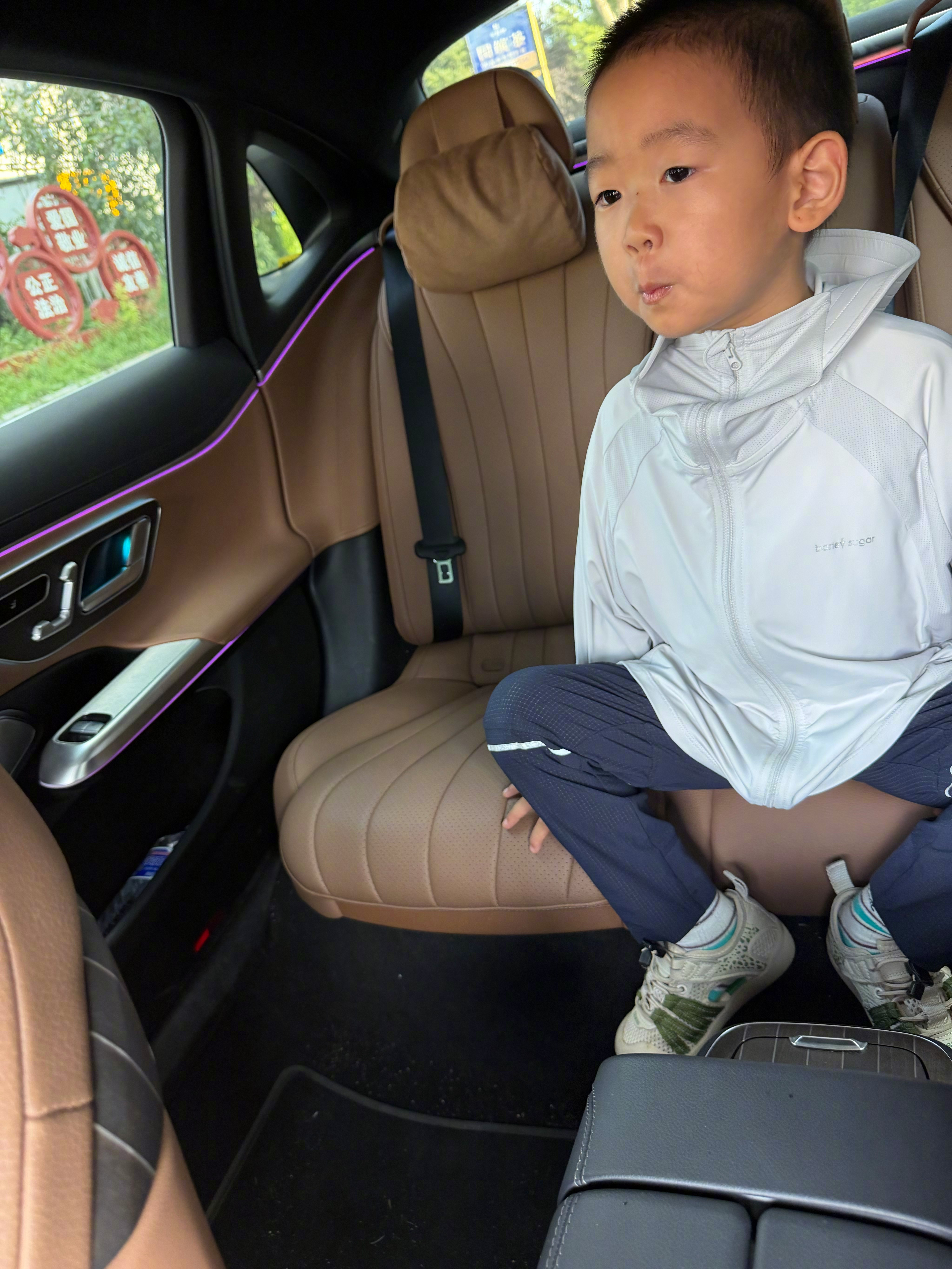 对于后排中间还有一个鼓包的车来说，最适坐在中间的人就是小孩，我儿子就喜欢坐那，现