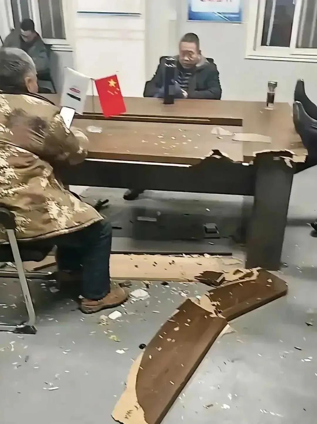 史上最强要工资场面，很好的诠释了要工资是大爷的形象