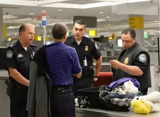 中企人员在美机场被扣，滞留近60小时后遣返，外交部这次真怒了！

最近，又一起中