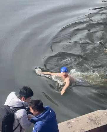 #彭昱畅和天津大爷一块跳水# 惊呆了！比大鹏做电影宣传还还卷的人出现了，天津大爷
