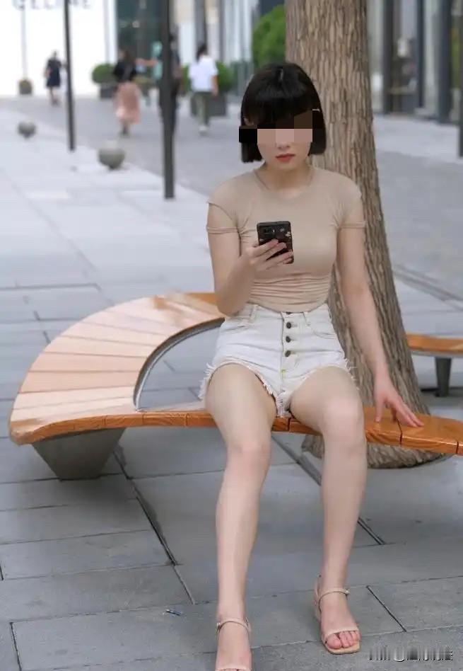 河南，一男子骑车路过面馆，见门口坐着老板娘，穿着清凉短裤露着腿，竟停下来盯着她裆