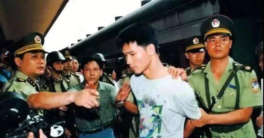 香港中环惊天劫案！4人抢5000万港币 1人落网

12月18日早高峰。香港皇后