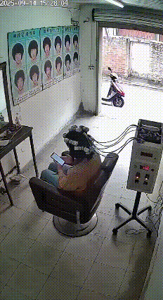 惊魂一刻！烫发机突发漏电，女子瞬间被击倒！
监控拍下惊险一幕：女子烫发时低头玩手