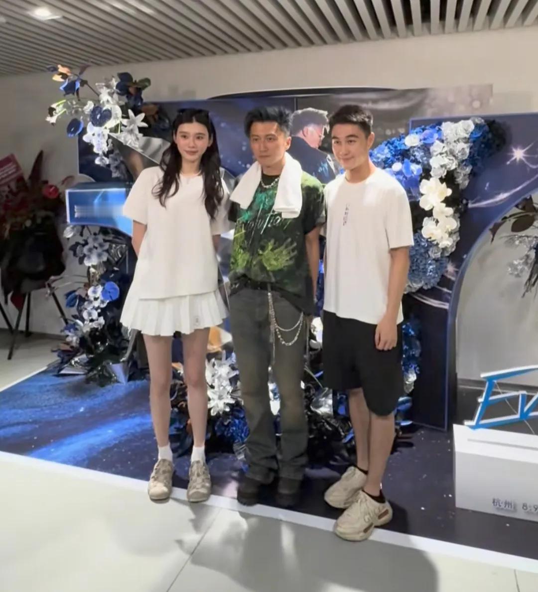 这样看何猷君的身高也没有很低呀！昨晚在谢霆锋的演唱会后台，何猷君奚梦瑶夫妻俩和他