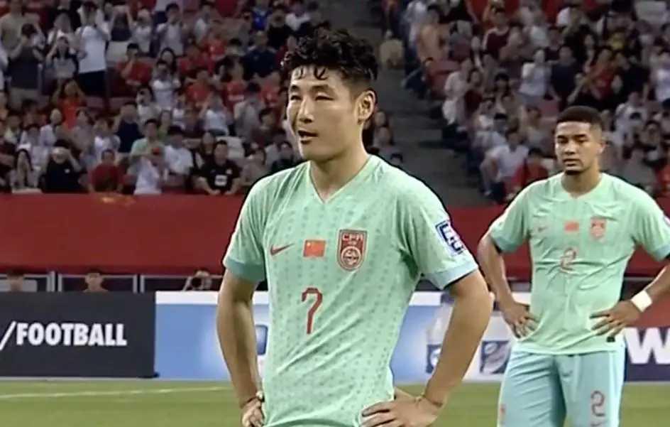 【武磊国足生涯首度失点，憾失梅开二度良机】在世预赛的激烈对决中，中国国家男子足球