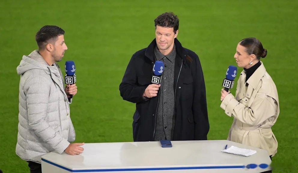 🚨🚨🚨未能出戰對陣皇家馬德里的倫納特·卡爾，身穿粉紅色訓練服、戴著粉紅色帽