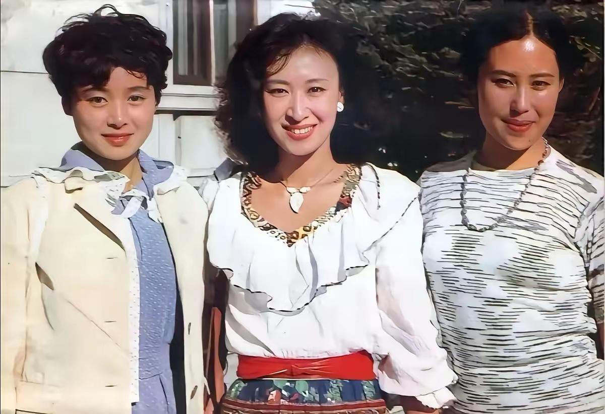 这幅美人图，三个美女当中，两边的，
张瑜，斯琴高娃印象颇深，因为他们在银屏上塑造