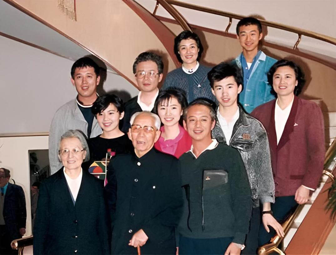 在历史的长河中，王震将军的身影格外耀眼。这位来自湖南浏阳的热血青年，年仅16岁便