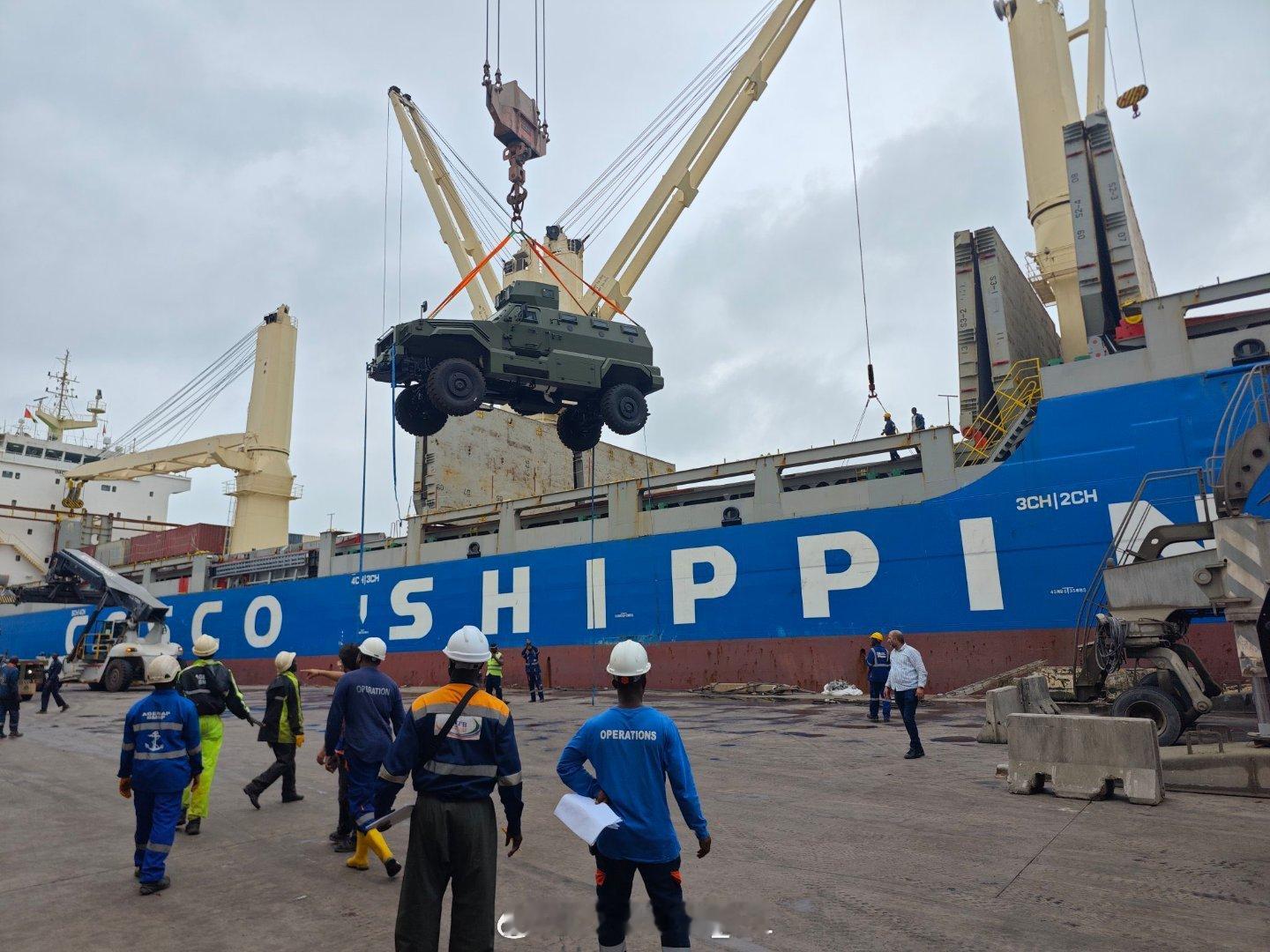 36辆北方工业公司的CS/VP14防地雷反伏击车运抵几内亚科纳克里港，它们将交付
