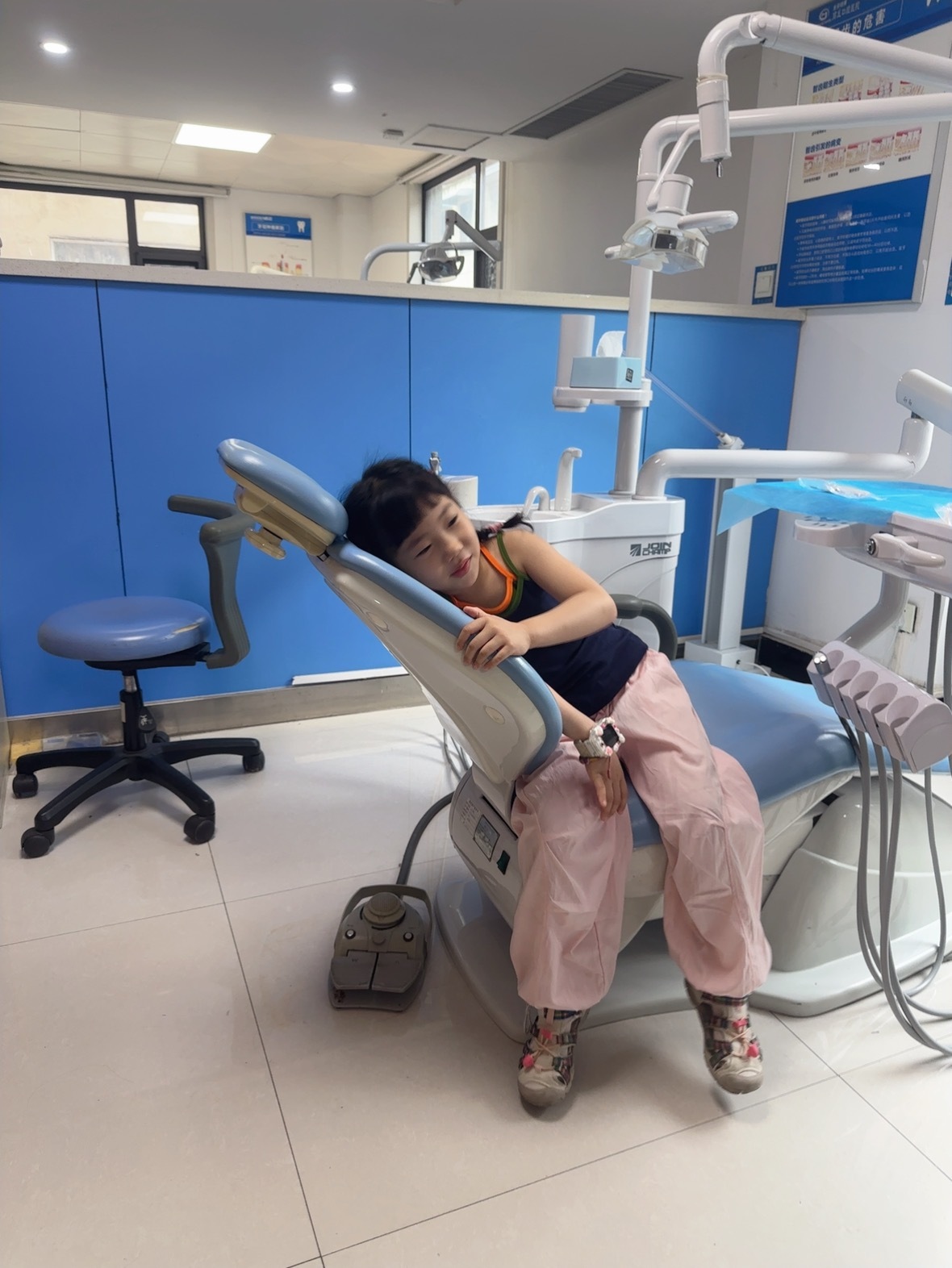 今儿带小满涂氟 顺便让医生看看下颌发育 之前熟悉的牙医专门把我们领到隔壁部室找专