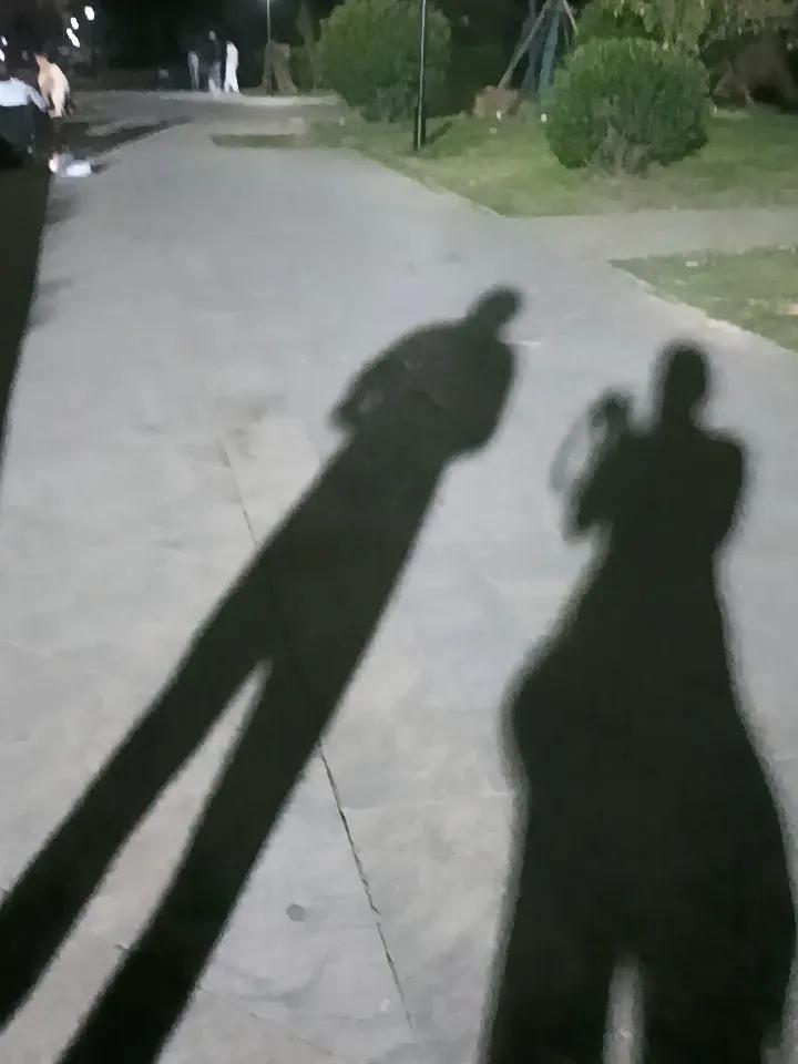 小区里面跑步随手拍到底什么是人生的意义？身体健康，才是最重要的！