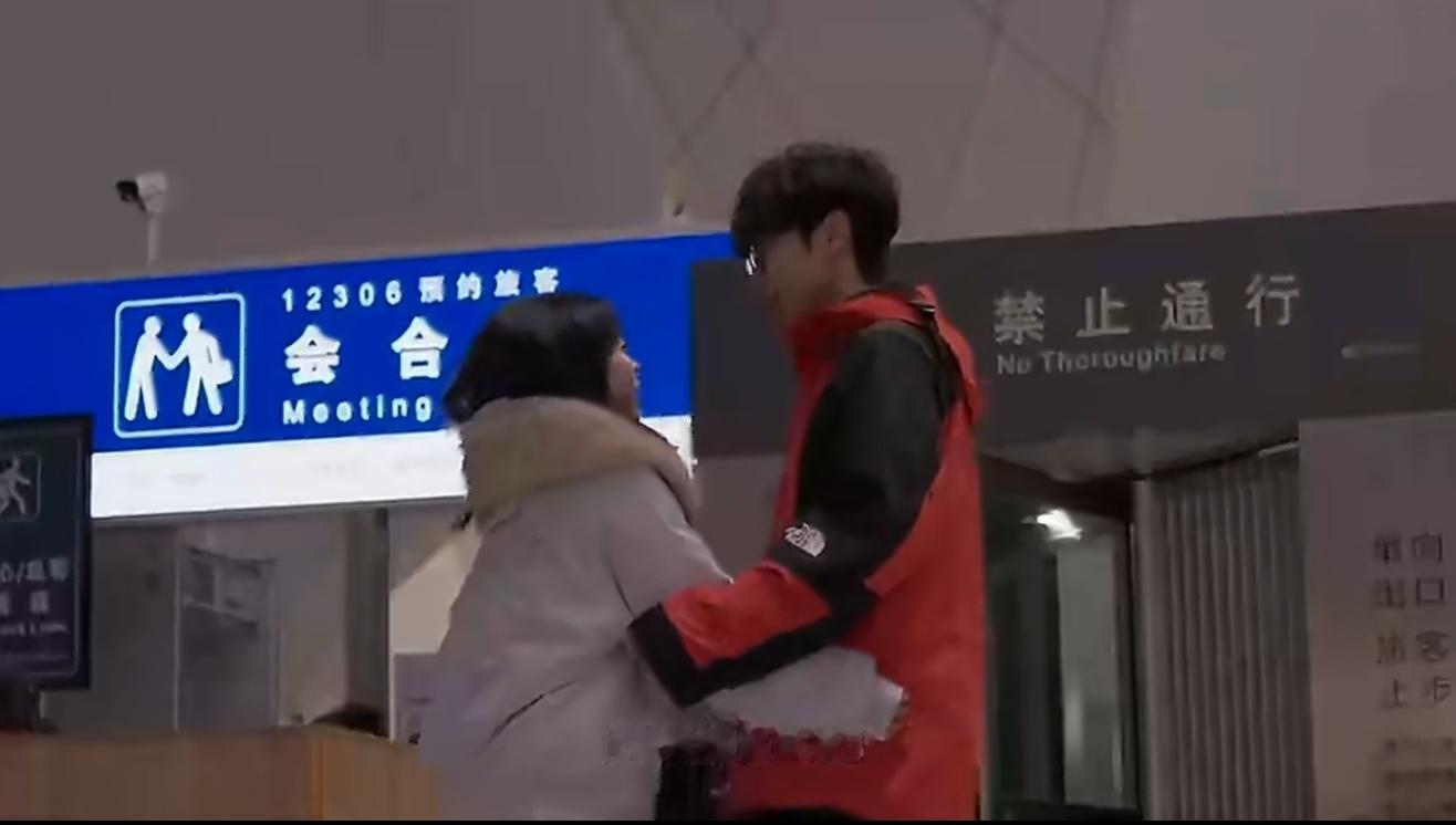 回家路上的30个拥抱让幸福具象化了突然懂了什么叫“幸福具象化”。在外奔波一年，所