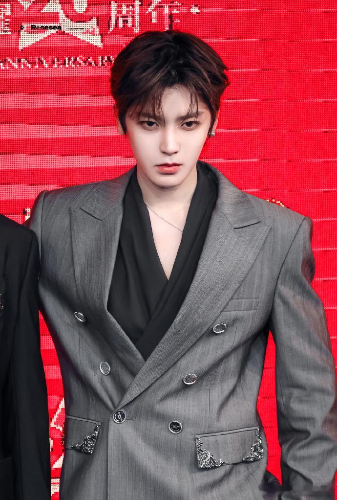 侯明昊蜡像入驻上海杜莎侯明昊杜莎蜡像揭幕仪式也太有仪式感了吧！蜡像细节做得超用心