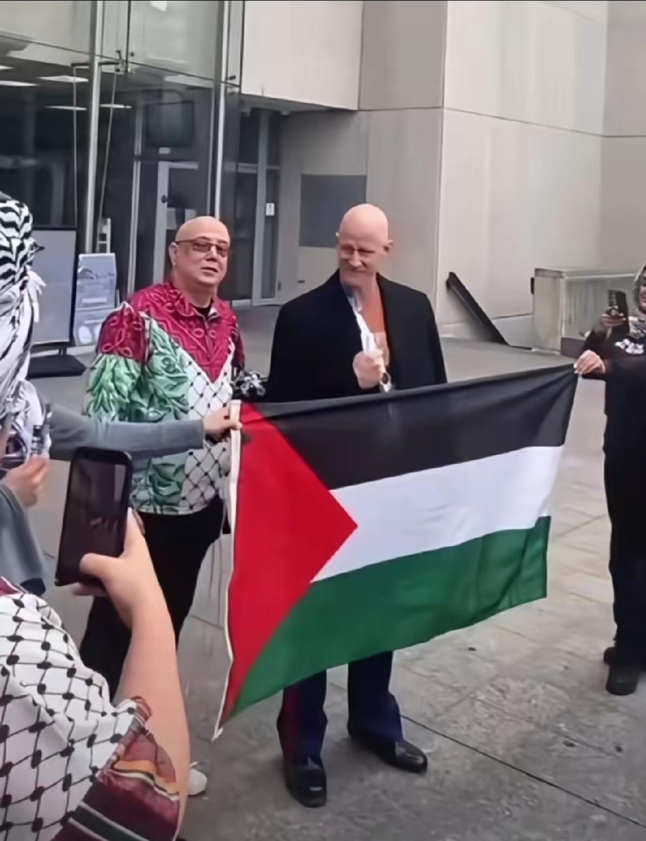 那位因被警察拖拽中左臂骨折的美国反战退役老兵已经出院了，一些反战人士以及巴勒斯坦