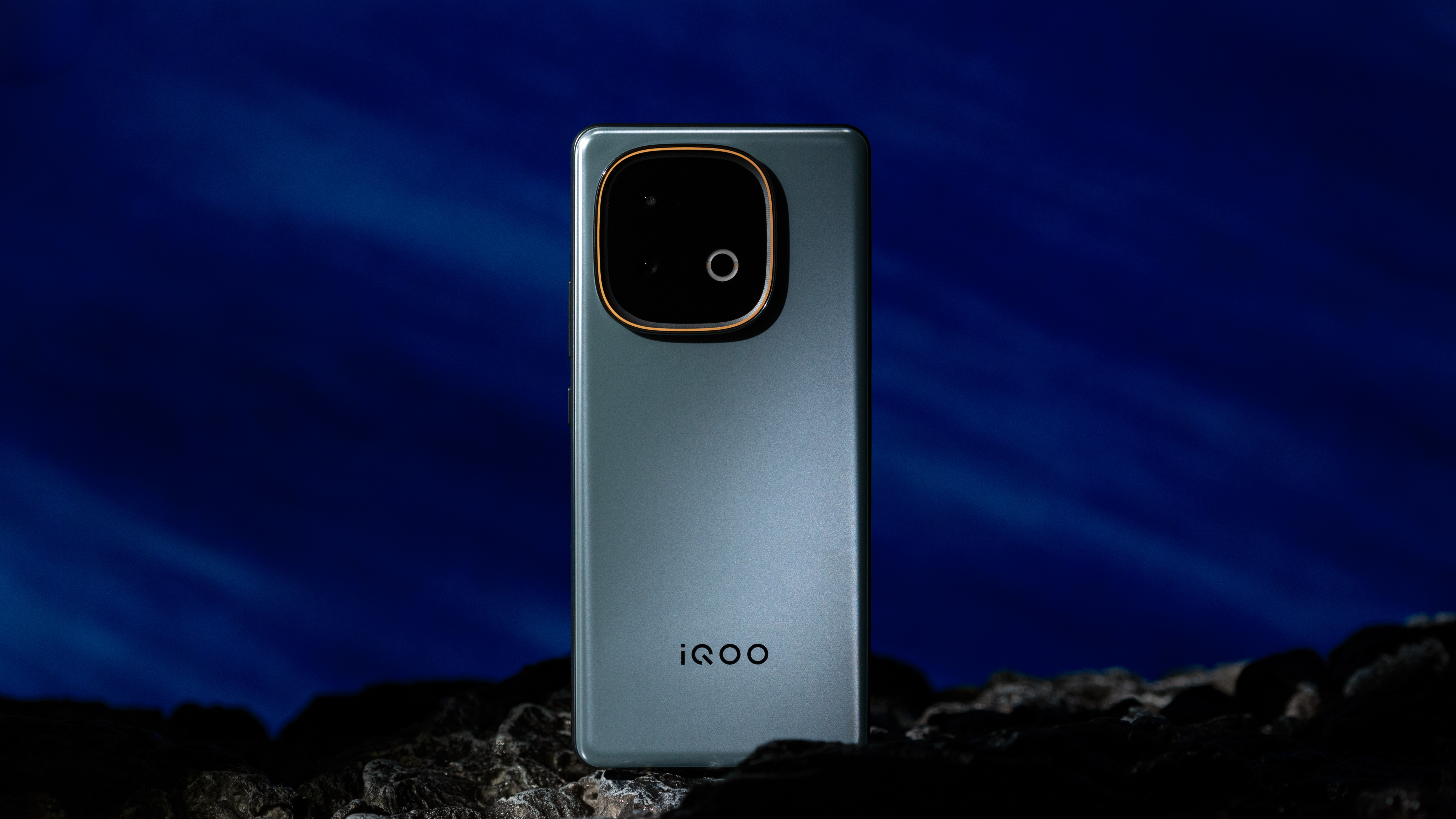 iQOO Z10 Turbo+，真机图赏，这款手机的想法很简单，在这个价位里做最