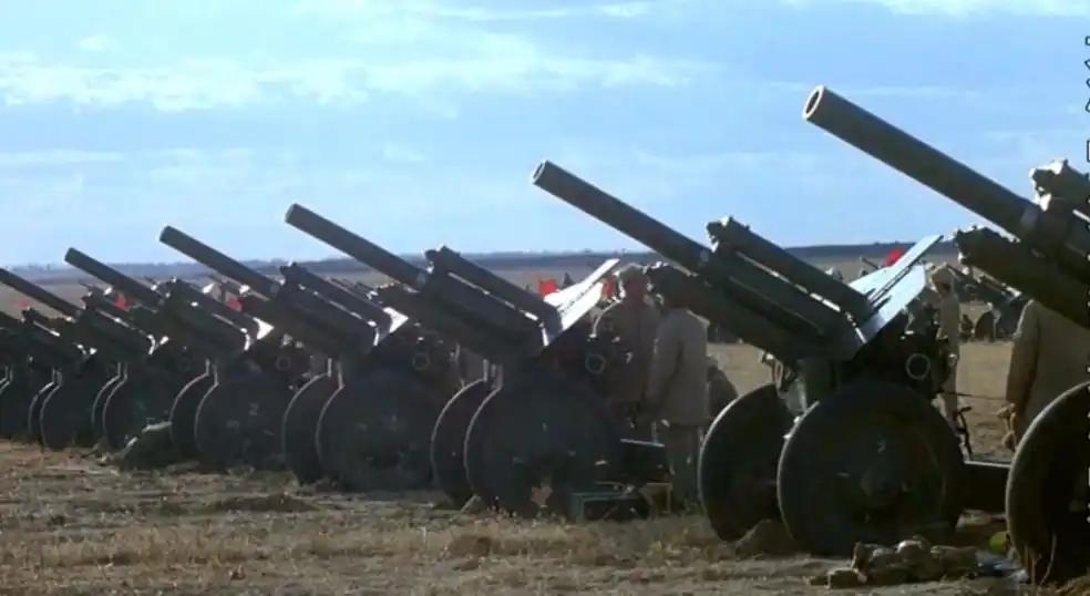 你敢信？一部电影竟能让13万现役军人暂停训练当群演，不但消耗100公斤血浆还原战