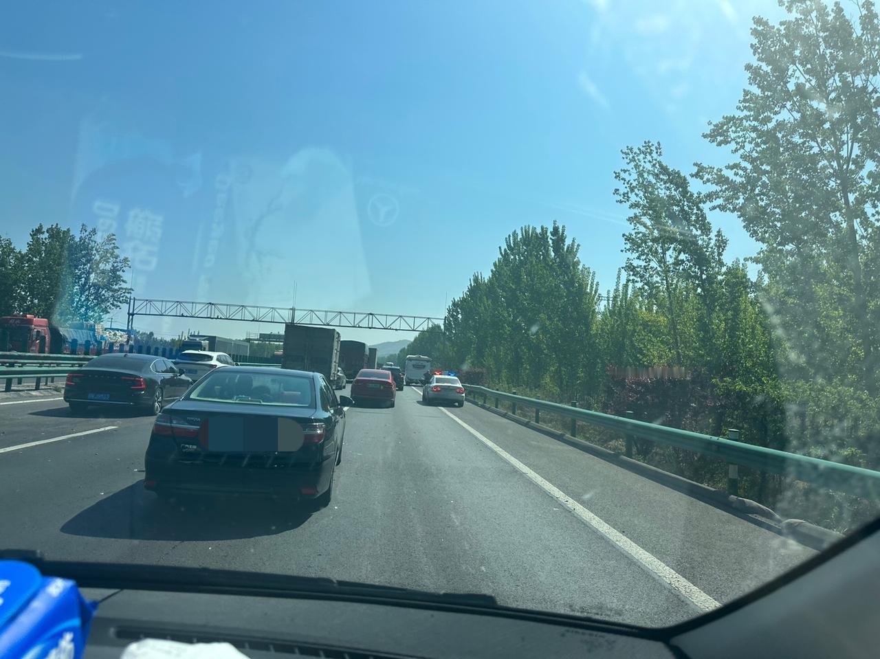 现在高速上出车祸后，效率是真高。拥堵不到5分钟，长度3公里左右，高速交警已经处理