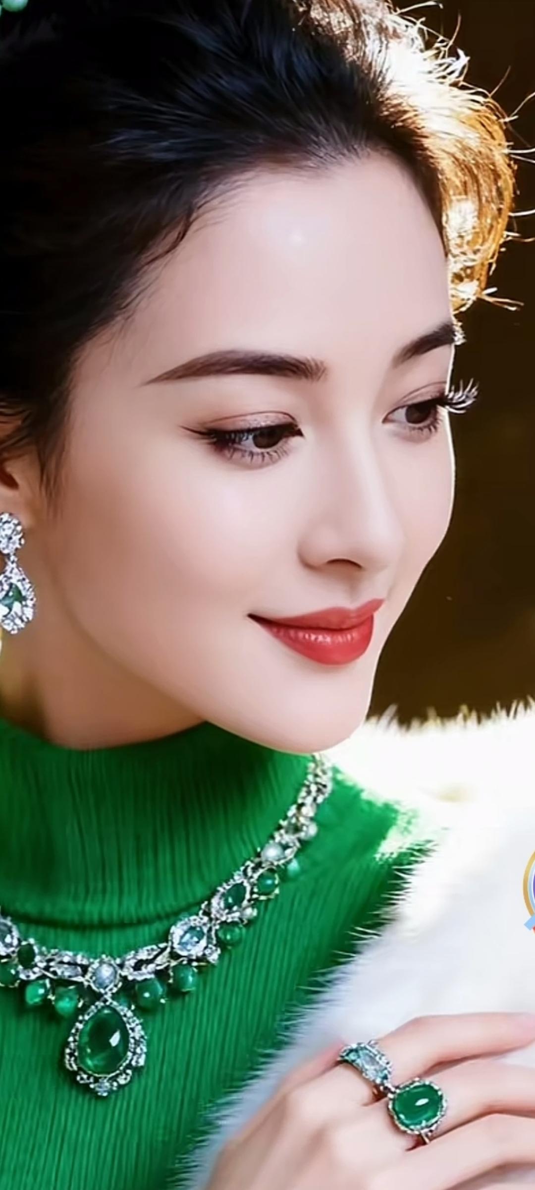 优雅绿宝石，闪耀夺目，尽显高贵气质！💎✨