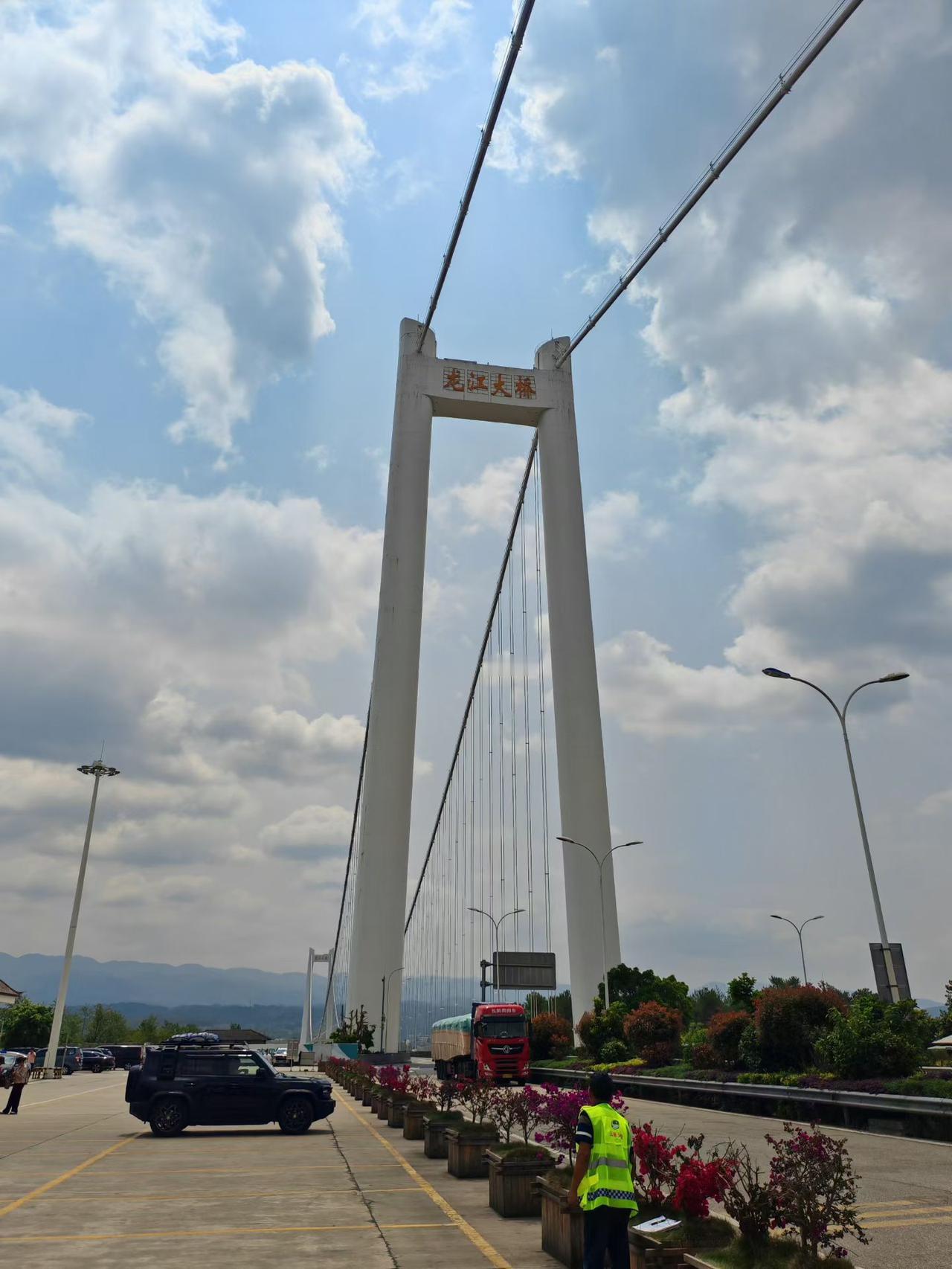 【龙江特大桥】
​一桥飞架长空，
缥缈天际彩虹。
基建狂魔逞威，
宇宙展示雄风！